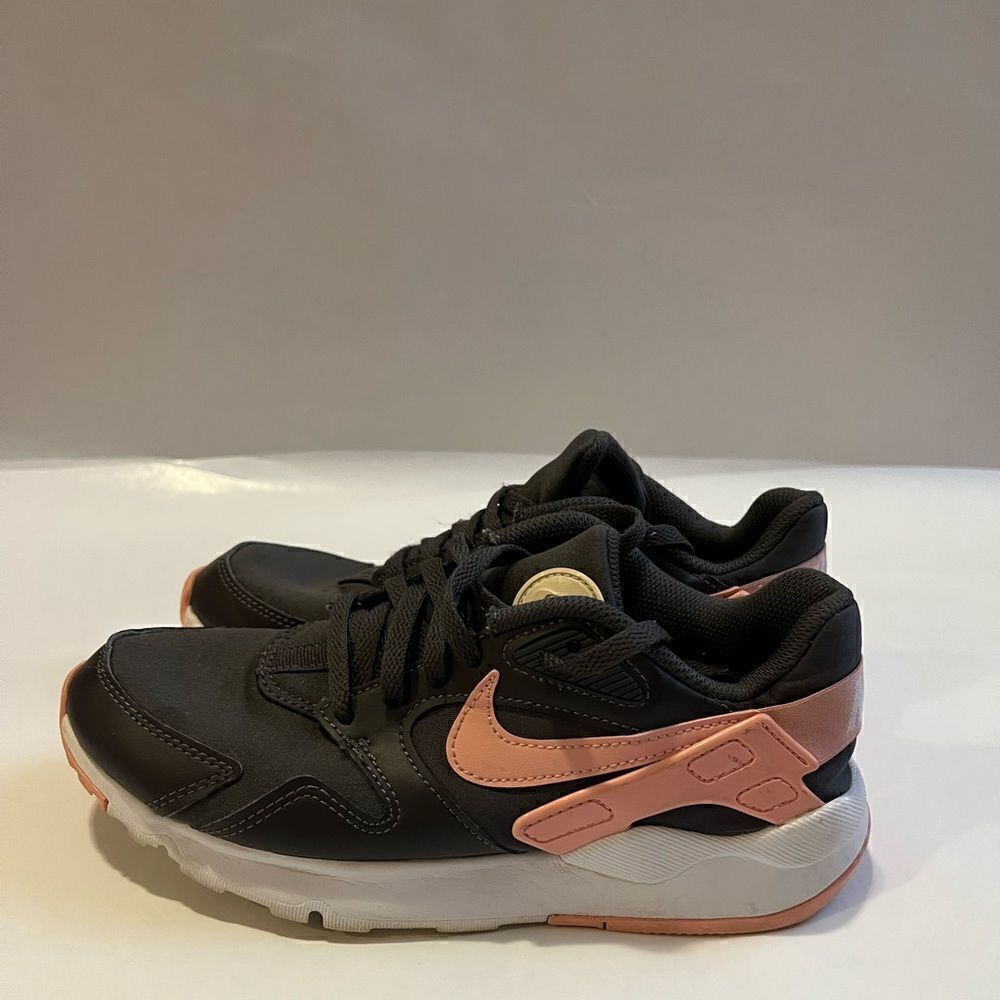 WOMEN`S NIKE LD VICTORY ATHLETIC SNEAKERS SIZE 7.5 GREY/CORAL